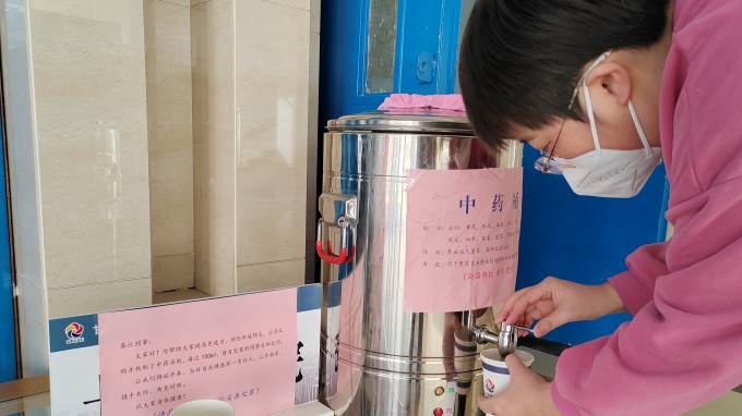 省土木匠程院为员工熬制中药汤剂护航助力复工复产