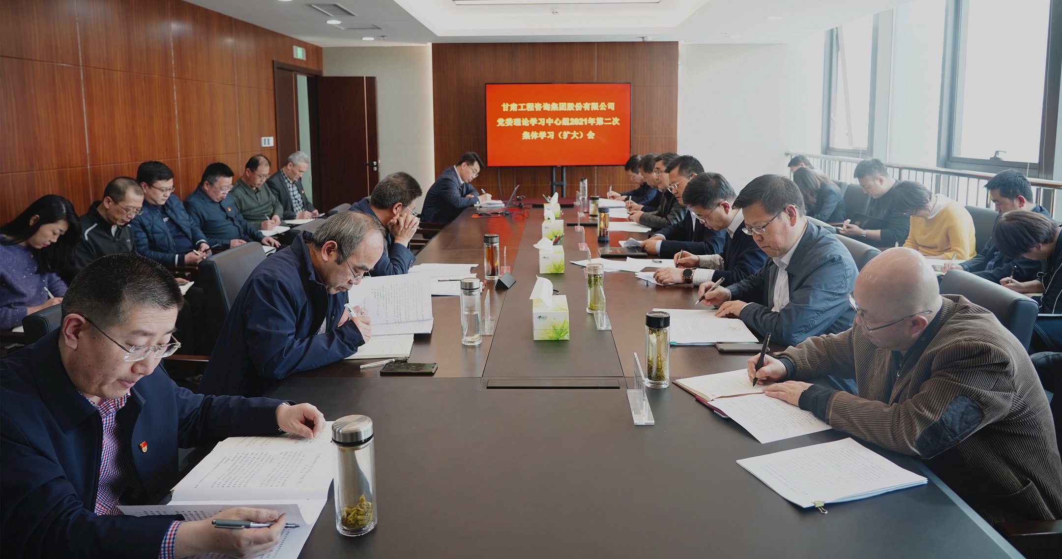 甘肃WM视讯集团召开党委理论学习中心组2021年第二次整体学习（扩大）聚会