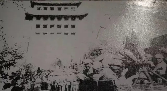7解放军炮兵步队进入兰州城区.webp.jpg